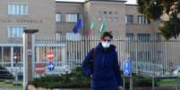 Enfermeira deixa hospital em Codogno, onde primeiro caso italiano foi confirmado oficialmente; no entanto, pesquisadores acreditam que o novo coronavírus já estava na Itália desde janeiro  Foto: MIGUEL MEDINA/AFP via Getty Images / BBC News Brasil