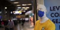 Manequim com a camiseta da Seleção Brasileira e uma máscar de proteção em meio à pandemia de coronavírus. 29/2/2020. REUTERS/Amanda Perobelli   Foto: Reuters