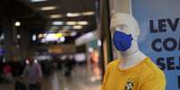 Manequim com a camiseta da Seleção Brasileira e uma máscar de proteção em meio à pandemia de coronavírus. 29/2/2020. REUTERS/Amanda Perobelli   Foto: Reuters