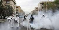 Bombeiros com roupa de proteção desinfectam ruas de Teerã
18/03/202
WANA (West Asia News Agency)/Ali Khara via REUTERS  Foto: Reuters