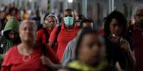 Passageiros caminham em plataforma de trem da Central do Brasil, no Rio de Janeiro
17/03/2020
REUTERS/Ricardo Moraes  Foto: Reuters