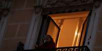 Cantora Beatriz "Betta" Berodia performa na sacada de seu apartamento em Madri, Espanha 
19/03/2020
REUTERS/Susana Vera  Foto: Reuters