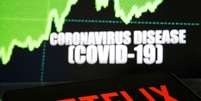 Logotipo da Netflix em frente a painel sobre epidemia do coronavírus. 19/3/2020. REUTERS/Dado Ruvic  Foto: Reuters
