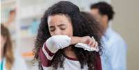 A tosse é um dos sintomas da covid-19  Foto: Getty Images / BBC News Brasil