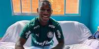 Patrick de Paula assinou o contrato em casa, já que o Palmeiras não está tendo atividades na CT devido à pandemia  Foto: Twitter / Palmeiras / Estadão Conteúdo