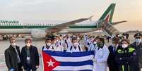 Médicos e enfermeiros cubanos no Aeroporto de Malpensa, na Itália  Foto: ANSA / Ansa - Brasil