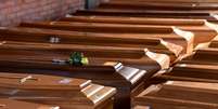 Caix&otilde;es de pessoas que morreram por causa do coronav&iacute;rus em igreja no norte da It&aacute;lia
23/03/2020 REUTERS/Flavio Lo Scalzo   Foto: Reuters