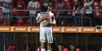 Igor Gomes comemora seu primeiro gol em Libertadores com Fernando Diniz (Foto: Divulgação/São Paulo)  Foto: Gazeta Esportiva