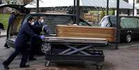 Corpo de pessoa morta pela covid-19 na Espanha; em asilo, idosos foram encontrados abandonados  Foto: Reuters / BBC News Brasil
