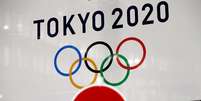 Cartaz da Olimpíada Tóquio-2020 atrás de sinal de trânsito no Japão
24/03/2020 REUTERS/Issei Kato   Foto: Reuters