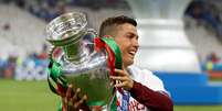 Cristiano Ronaldo com o troféu da Euro 2020 em Paris
10/07/2016 REUTERS/Carl Recine  Foto: Reuters
