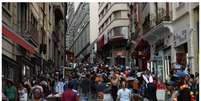 Fotos da Ladeira Porto Geral, centro de São Paulo, em um dia de movimento normal (16/3/2020) e com decretação de fechamento de comércio (24/3/2020) REUTERS/Amanda Perobelli  Foto: Reuters