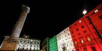 Palácio Chigi, sede do governo, é iluminado com as cores da bandeira da Itália em homenagem a vítimas de coronavírus  Foto: ANSA / Ansa
