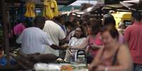 Apesar de restrições, cidadãos fazem compras no Rio de Janeiro  Foto: EPA / Ansa - Brasil