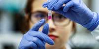 Cientistas correm contra o tempo para descobrir uma vacina eficaz contra o vírus da pandemia  Foto: EPA / BBC News Brasil