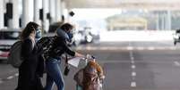 Mulheres com roupa de proteção no aeroporto de Garulhos
18/03/2020
REUTERS/Roosevelt Cassio  Foto: Reuters