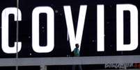 Homem passa em frente a outdoor de LED em meio a surto da doença do coronavírus (Covid-19), em Brasília
24/03/2020
REUTERS/Ueslei Marcelino   Foto: Reuters