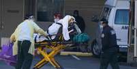 Paciente é transportada de ambulância para hospital em Manhattan
26/03/2020
REUTERS/Carlo Allegri  Foto: Reuters