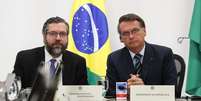 Bolsonaro e Ernesto Araújo em videoconferência dos líderes do G-20  Foto: Marcos Corrêa/PR / Divulgação