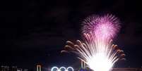 Anéis olímpicos iluminados na baia de Odaiba, com direito a fogos (Crédito: Divulgação)  Foto: LANCE!