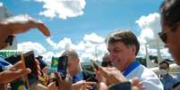 Presidente Jair Bolsonaro cumprimenta apoiadores em frente ao Palácio do Planalto durante manifestação, já em meio à epidemia do coronavírus 
15/03/2020
REUTERS/Adriano Machado  Foto: Reuters