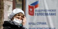 Mulher usa máscara de proteção em Stavropol, na Rússia
26/03/2020 REUTERS/Eduard Korniyenko   Foto: Reuters