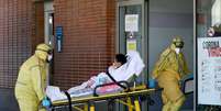 Profissionais de saúde transferem paciente de ambulância para hospital em Leganés, na Espanha
26/03/2020
REUTERS/Susana Vera  Foto: Reuters
