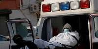 Paciente chega de ambulância ao Brooklyn Hospital Center, em Nova York (EUA) 
27/03/2020
REUTERS/Andrew Kelly  Foto: Reuters