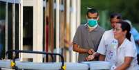 Homem utiliza máscara de proteção em hospital de Brasília (DF) durante pandemia de coronavírus 
10/03/2020
REUTERS/Adriano Machado  Foto: Reuters