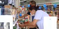 Farmácias criam linha de distanciamento do cliente ao caixa para prevenir seus funcionários do coronavírus, no bairro das Laranjeiras, Zona Sul do Rio de Janeiro (RJ), nesta sexta-feira (27). Remédios, álcool em gel e até respiradores estão entre os itens mais buscados  Foto: Dikran Junior / Futura Press