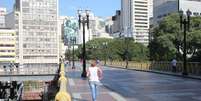 Pouca movimentação nas rua do centro de São Paulo (SP), nesta quarta-feira (25). População tem evitado aglomerações para que o novo coronavírus não se espalhe  Foto: Willian Moreira / Futura Press