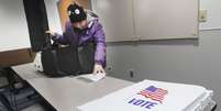 Voluntária trabalha para o Conselho de Eleições do Condado de Portage derrube um local de votação após o anúncio da suspensão das eleições primárias presidenciais de Ohio  Foto: EPA / BBC News Brasil