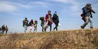 Migrantes a caminho da fronteira greco-turca  Foto: DW / Deutsche Welle