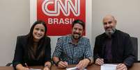 Phelipe Siani e Mari Palma assinam contrato com a CNN Brasil, em foto ao lado de Douglas Tavolaro, CEO do canal.  Foto: CNN Brasil / Divulgação / Estadão