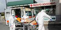 Profissionais de saúde transportam paciente de coronavírus para hospital em Roma
30/03/2020
REUTERS/Remo Casilli  Foto: Reuters