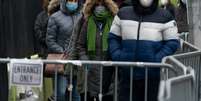 Pessoas fazem fila para serem testadas para o coronavírus, no Queens, Nova York
30/03/2020
REUTERS/Jeenah Moon  Foto: Reuters