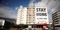 Poster pede que pessoas fiquem em casa na Cidade do Cabo, África.   Foto: Reuters