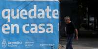 Outdoor em Buenos Aires pede que as pessoas fiquem em casa; idosos estão recebendo atendimento psicológico telefônico durante a quarentena  Foto: Reuters / BBC News Brasil