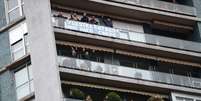 Pessoas confinadas em suas casas aplaudem agentes de saúde em Madri
30/03/2020
REUTERS/Sergio Perez  Foto: Reuters