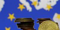 Moedas de euro em frente a uma bandeira e mapa da União Europeia
28/05/2015
REUTERS/Dado Ruvic  Foto: Reuters