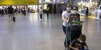 Pessoas usam máscaras de proteção no aeroporto de Guarulhos
12.03/2020 REUTERS/Rahel Patrasso  Foto: Reuters