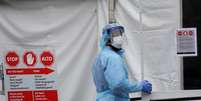 Profissional de saúde com trajes de proteção entra em centro hospitalar em Nova York durante pandemia de Covid-19
31/03/2020 REUTERS/Brendan Mcdermid   Foto: Reuters