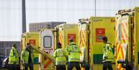 Paramédicos e ambulâncias do lado de fora de centro de convenções em Londres sendo preparado para receber vítimas do novo coronavírus
01/04/2020
REUTERS/Henry Nicholls  Foto: Reuters