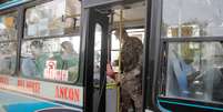 Soldado faz vistoria a ônibus em Lima, no Peru, durante pandemia de coronavírus 
26/03/2020
REUTERS/Sebastian Castaneda  Foto: Reuters