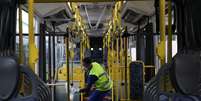 Funcionário desinfeta ônibus em São Paulo
17/03/2020
REUTERS/Amanda Perobelli  Foto: Reuters