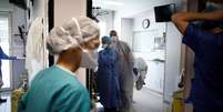 Equipe de saúde em hospital de Neuilly-sur-Seine, próximo a Paris, França 
01/04/2020
REUTERS/Benoit Tessier  Foto: Reuters