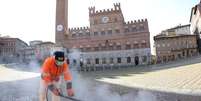 Operador sanitário faz higienização da Piazza del Campo, em Siena  Foto: ANSA / Ansa