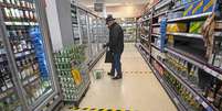 Linhas no chão marcam o distanciamento social em um supermercado.  Foto: Getty Images / BBC News Brasil