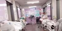 Vista de corredor com pacientes em unidade de emergência em hospital da Espanha em meio à pandemia de coronavírus
24/03/2020 IMAGEM DE REDE SOCIAL OBTIDA PELA REUTERS  Foto: Reuters