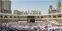 Combinação de fotos na Grande Mesquita em Mecca, na Arábia Saudita (3/3/2020) e do local vazio após autoridades suspenderem a peregrinação por causa do coronavírus (6/3/2020) REUTERS/Ganoo Essa      Foto: Reuters
